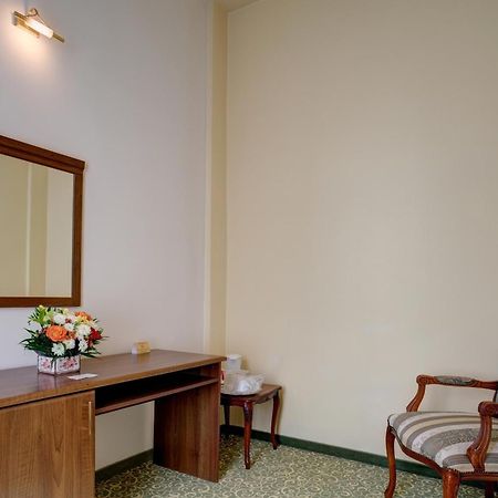 Hotel Central Ploieşti Kültér fotó