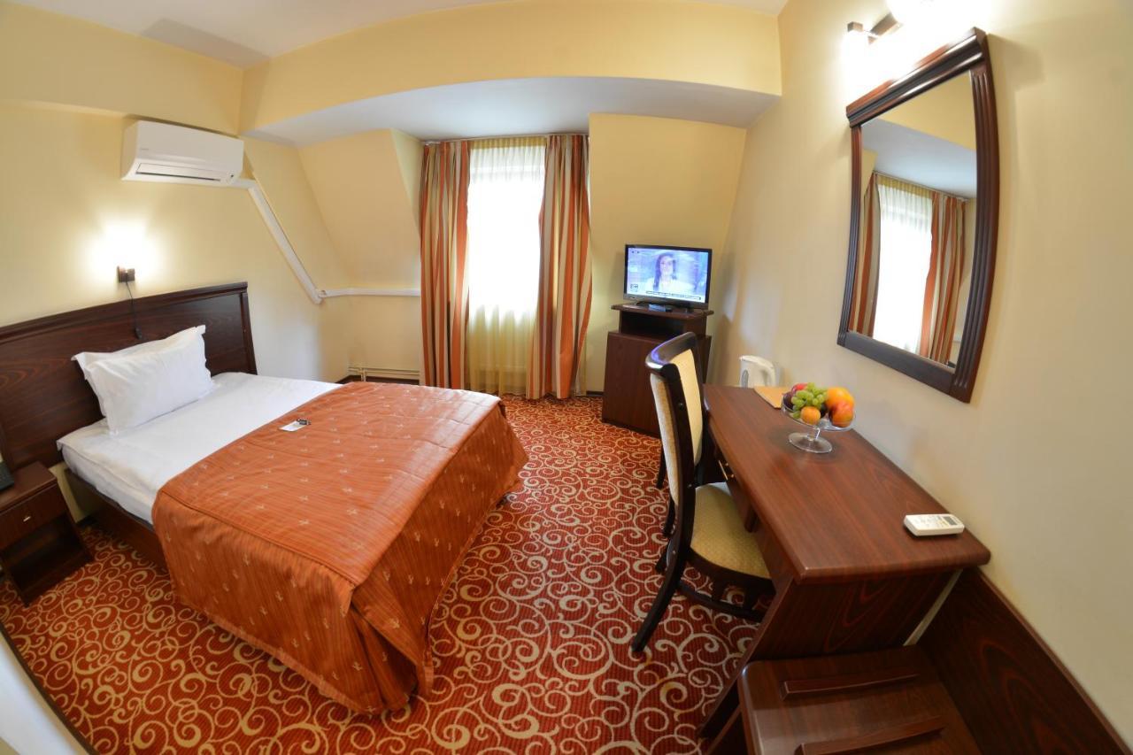 Hotel Central Ploieşti Kültér fotó
