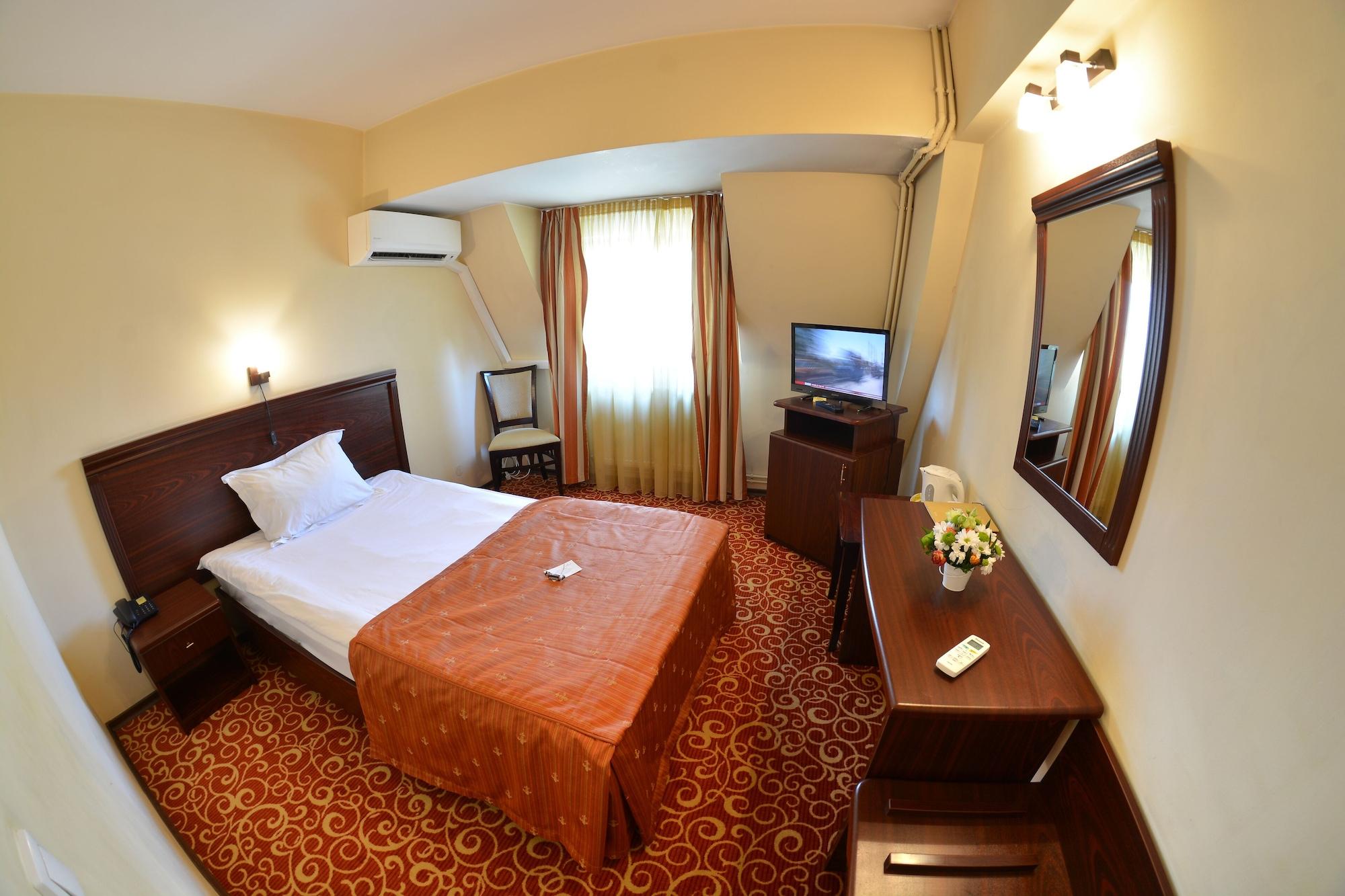 Hotel Central Ploieşti Kültér fotó