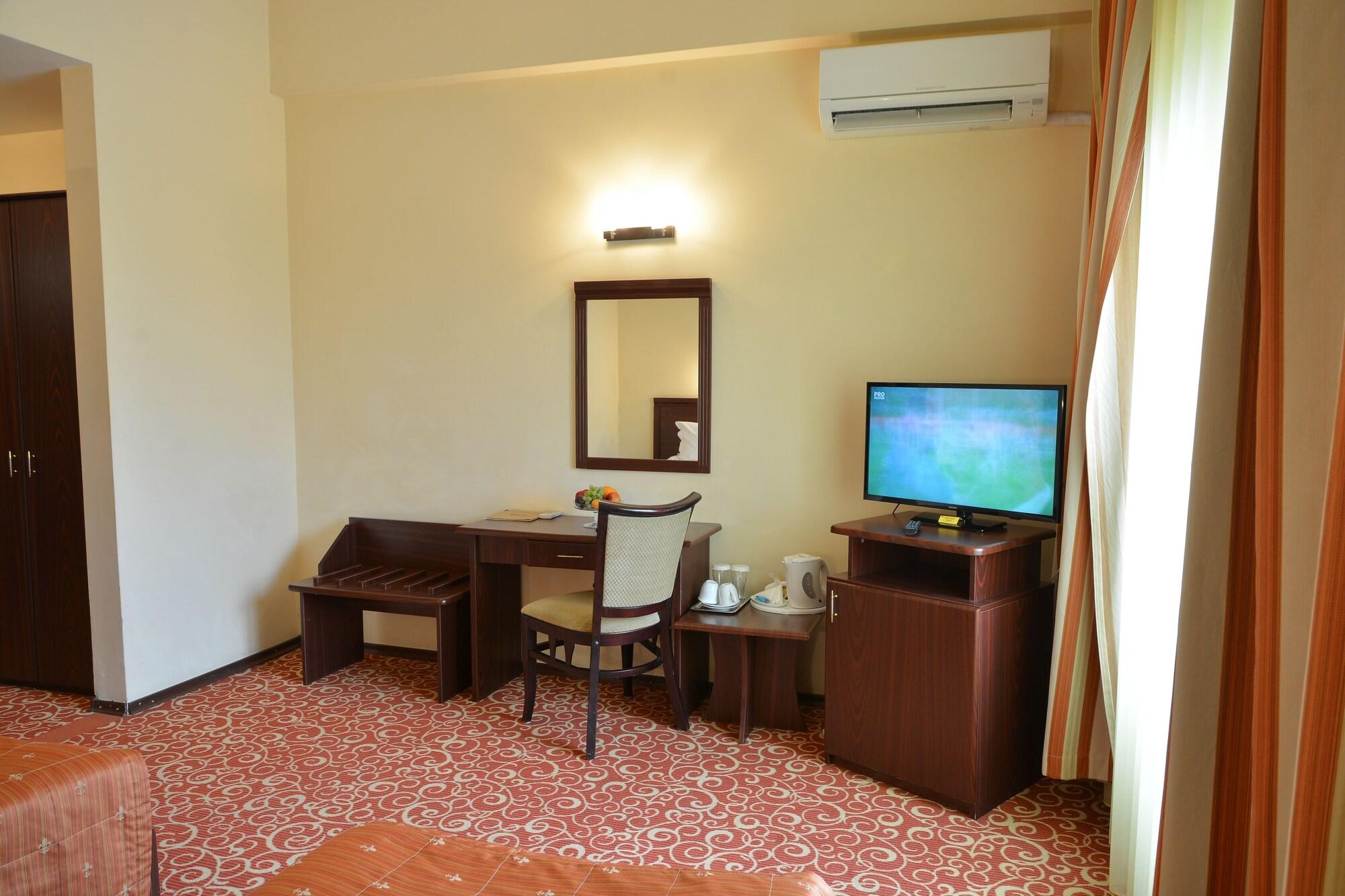 Hotel Central Ploieşti Kültér fotó