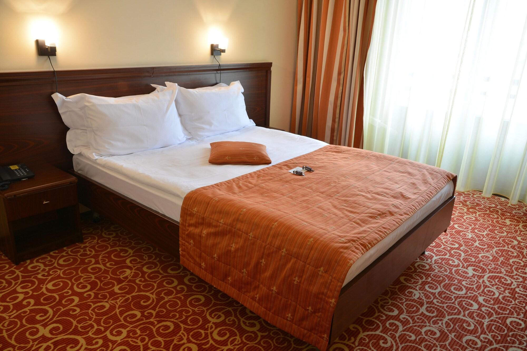 Hotel Central Ploieşti Kültér fotó