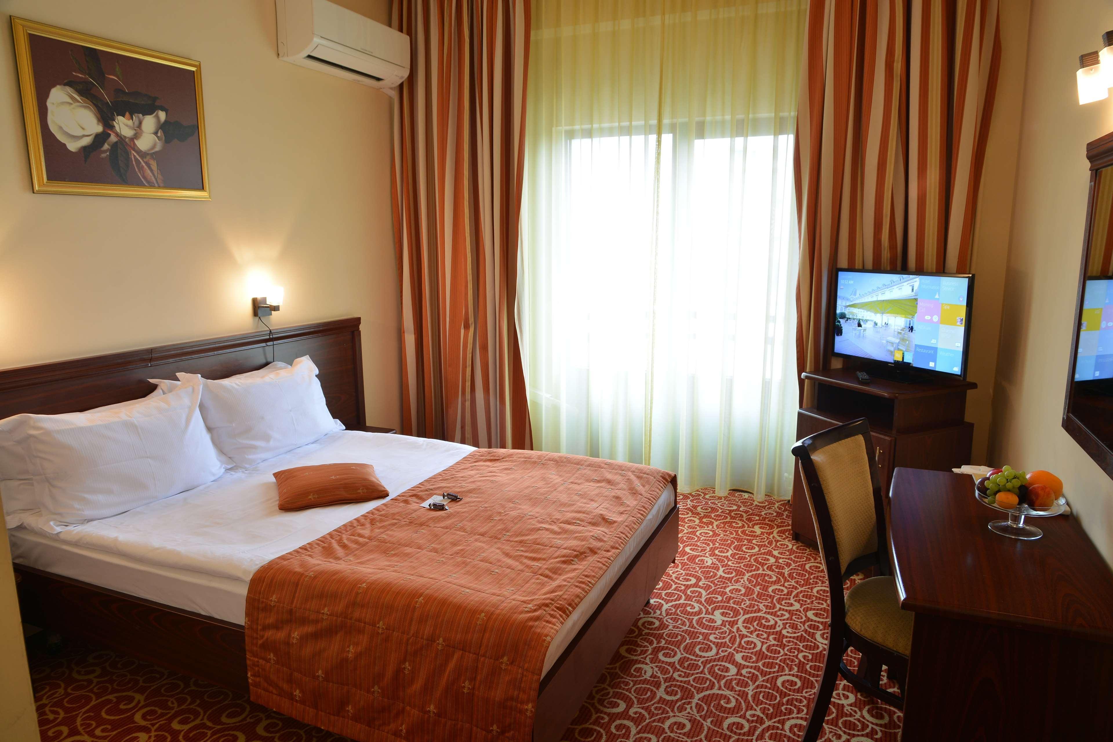 Hotel Central Ploieşti Kültér fotó