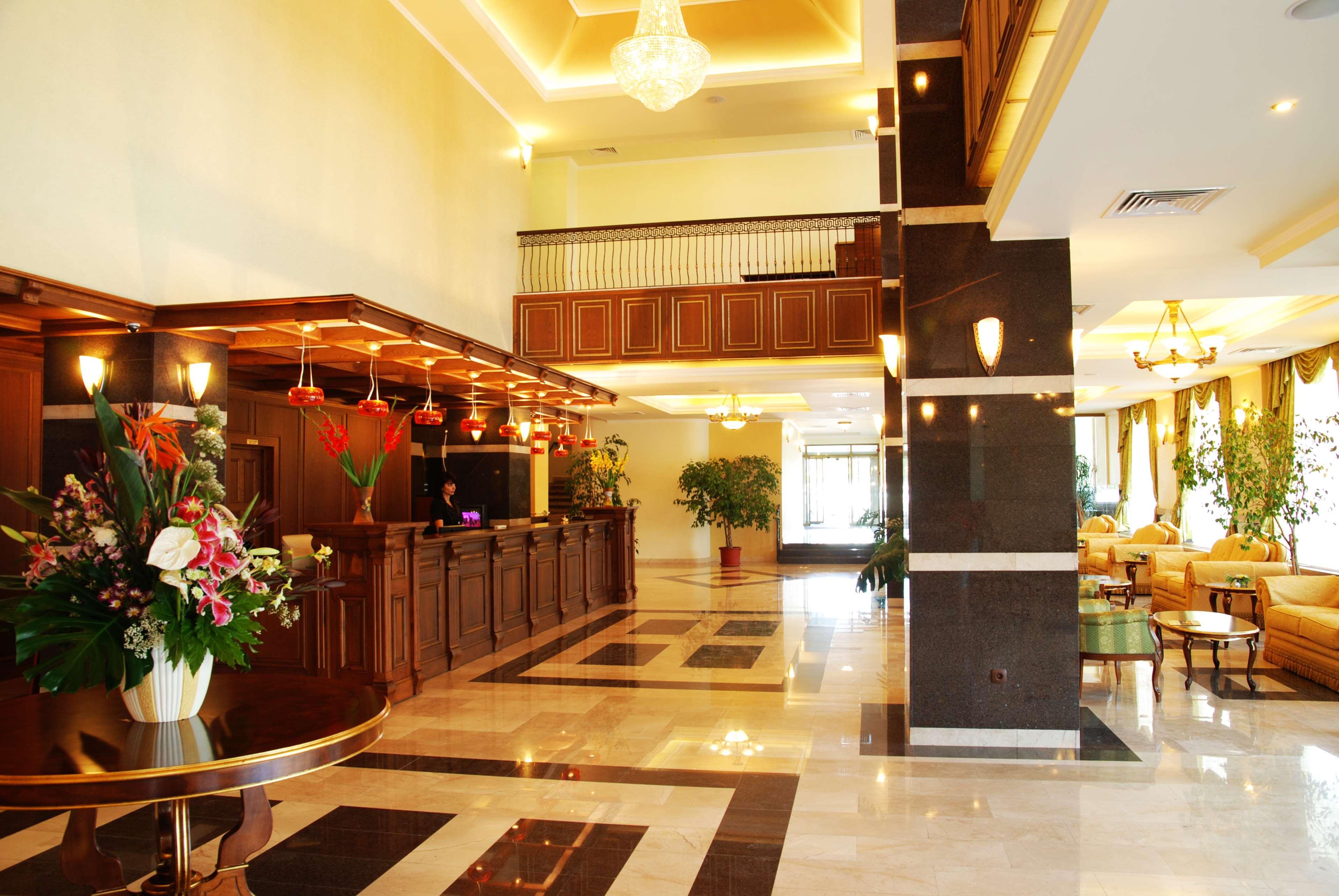 Hotel Central Ploieşti Kültér fotó