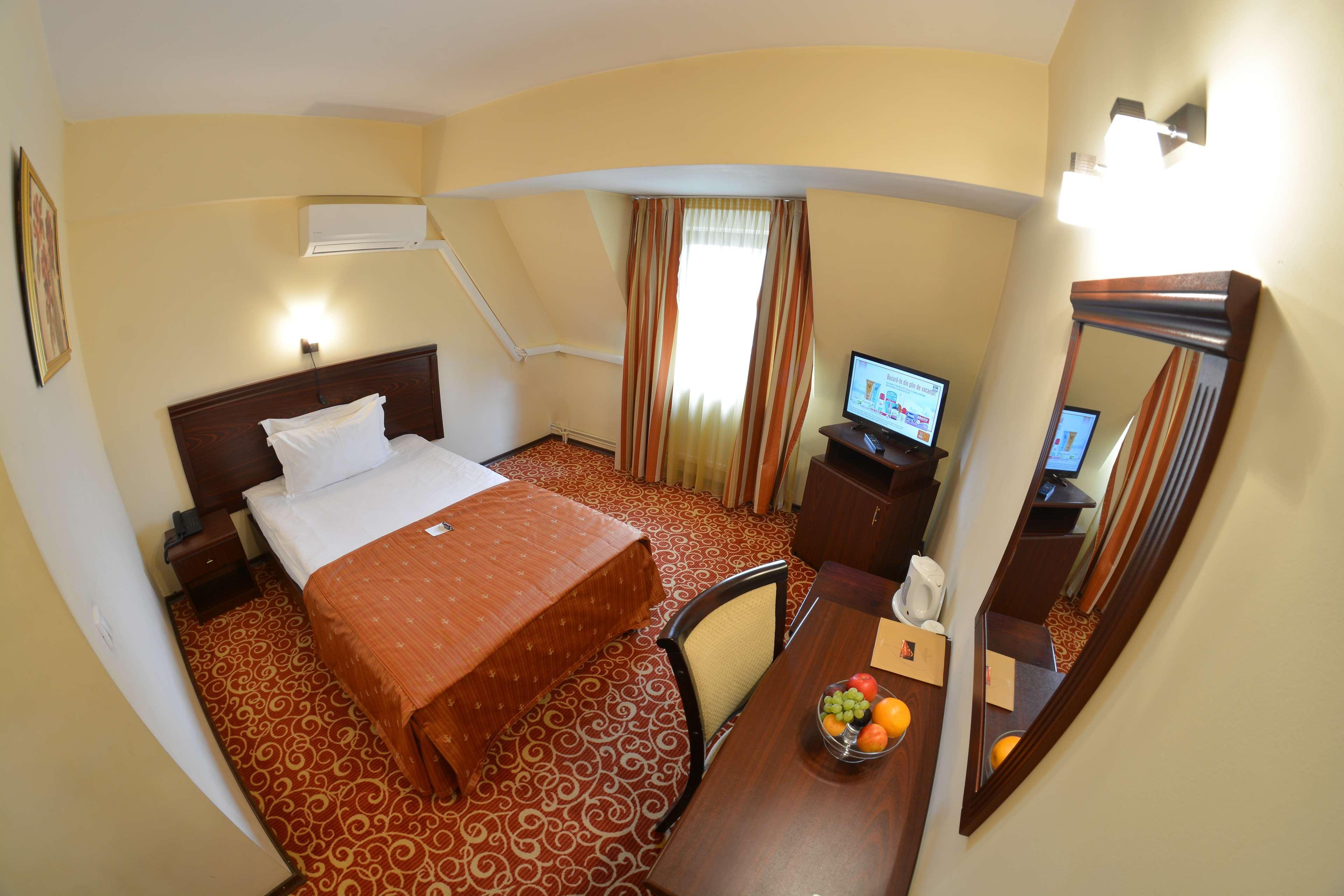 Hotel Central Ploieşti Kültér fotó