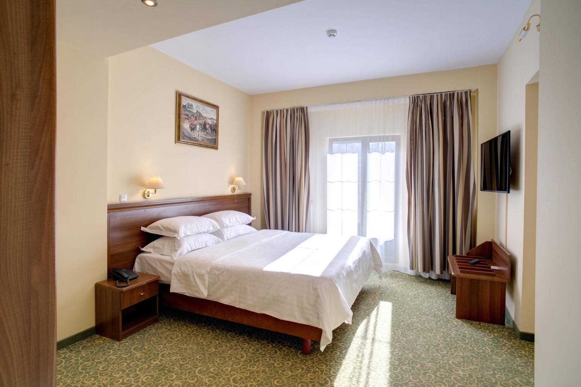 Hotel Central Ploieşti Kültér fotó