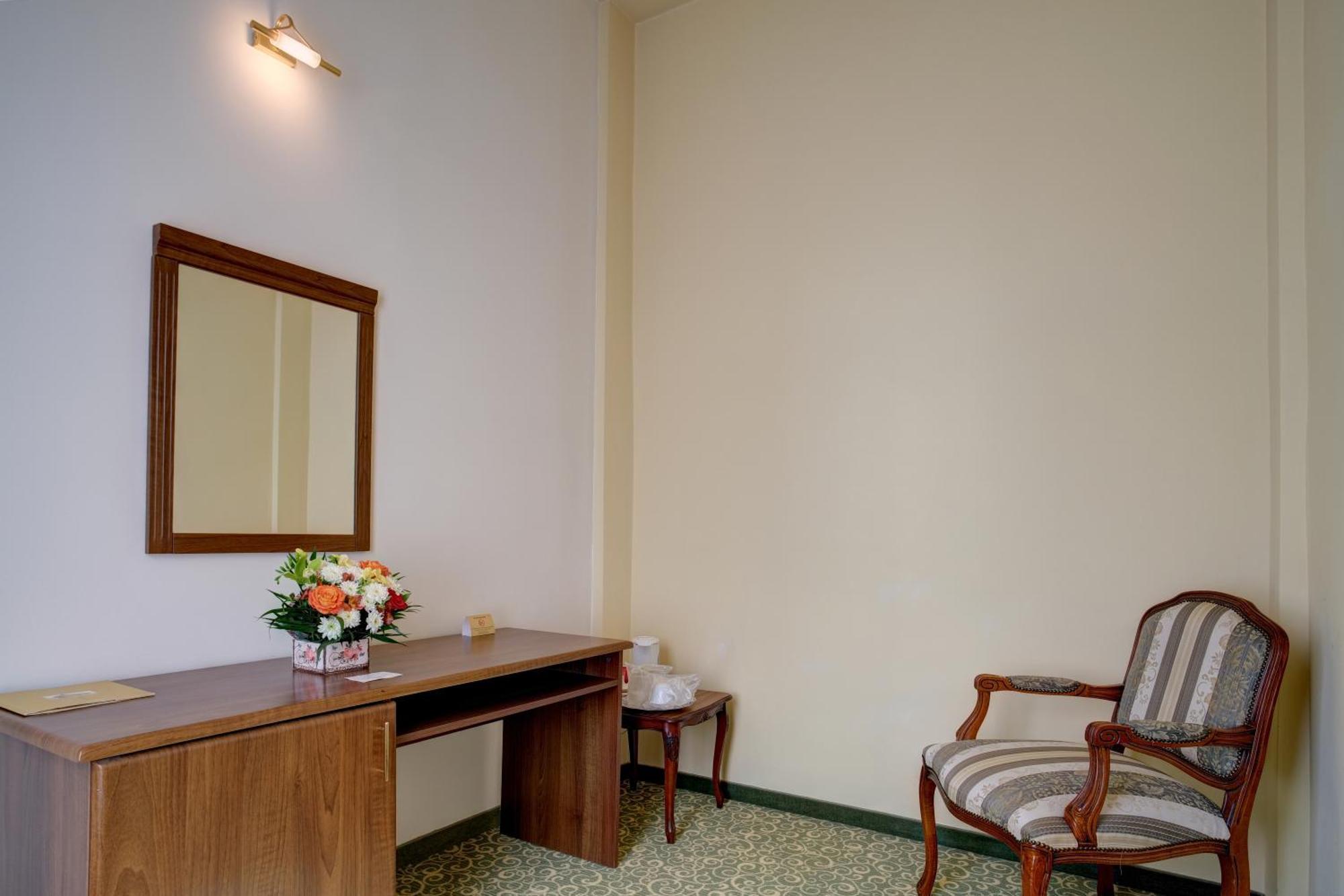 Hotel Central Ploieşti Kültér fotó