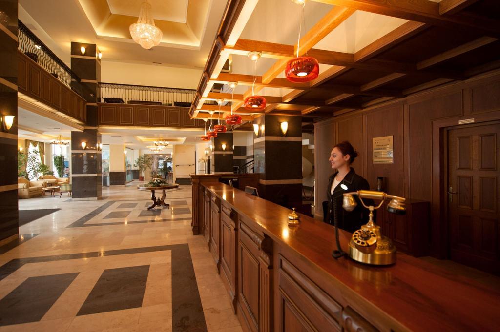 Hotel Central Ploieşti Kültér fotó