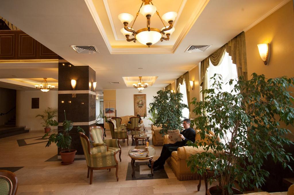 Hotel Central Ploieşti Kültér fotó