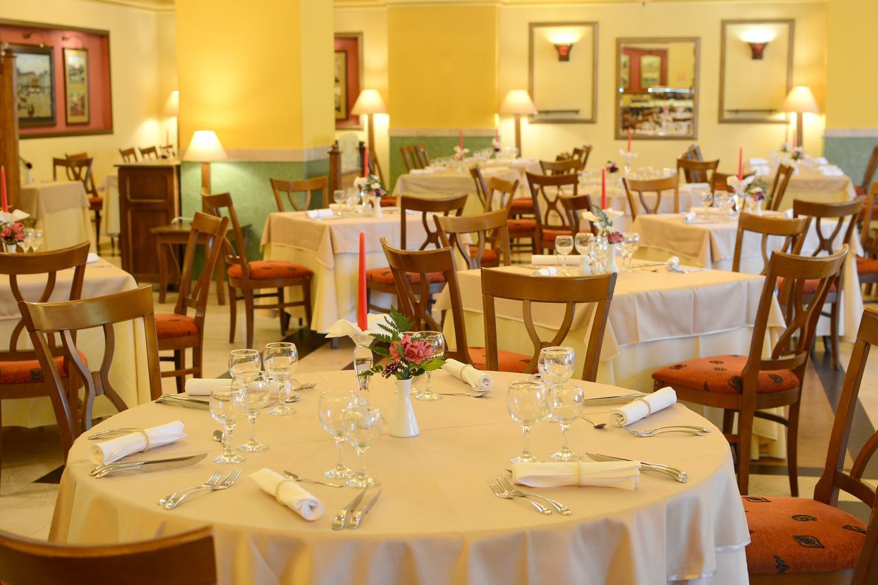 Hotel Central Ploieşti Kültér fotó