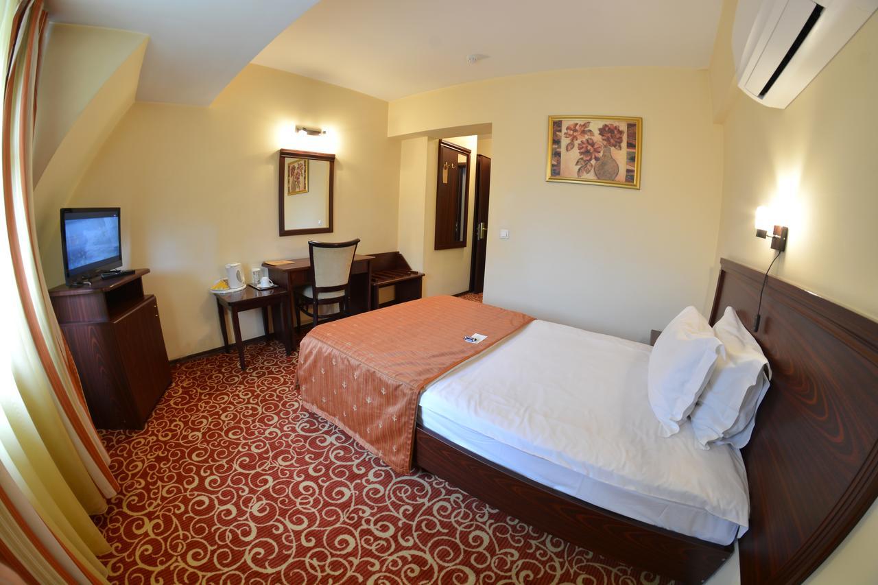 Hotel Central Ploieşti Kültér fotó