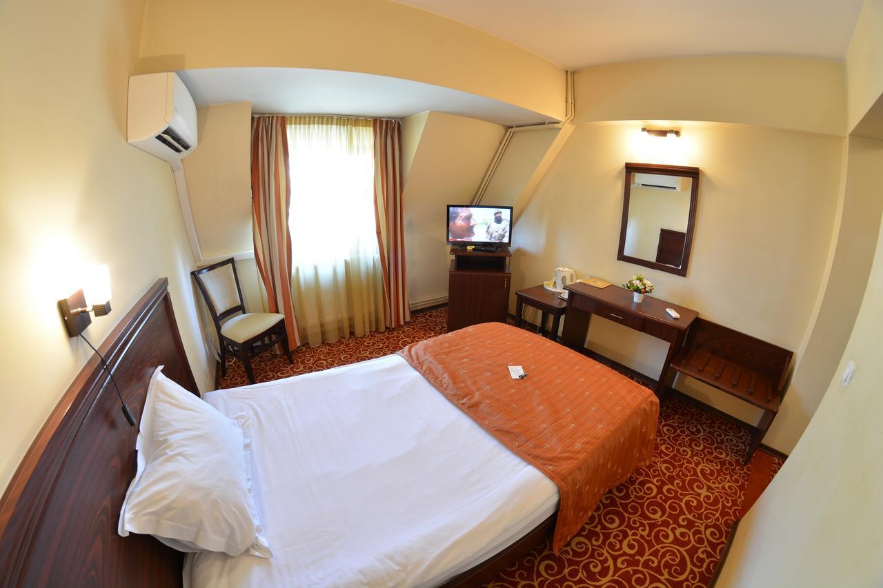 Hotel Central Ploieşti Kültér fotó