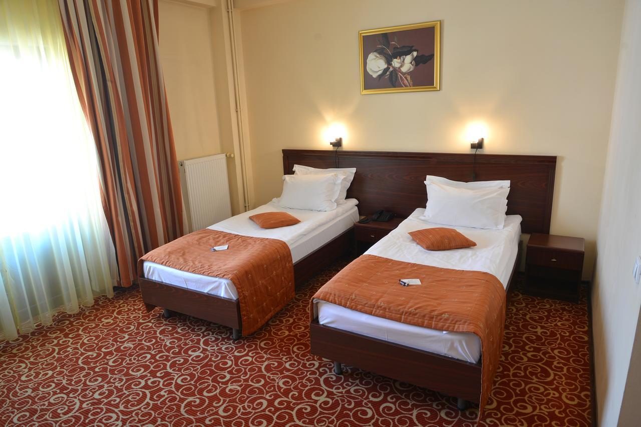 Hotel Central Ploieşti Kültér fotó
