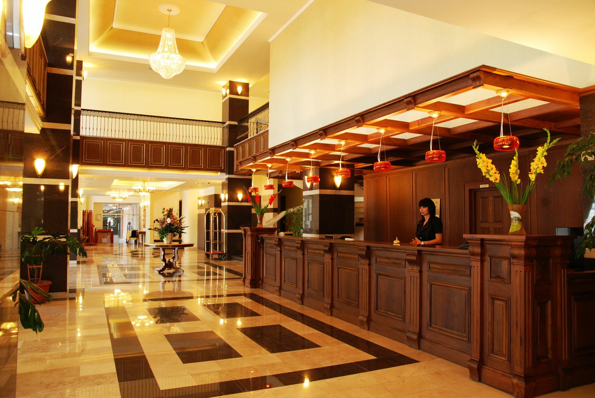 Hotel Central Ploieşti Kültér fotó