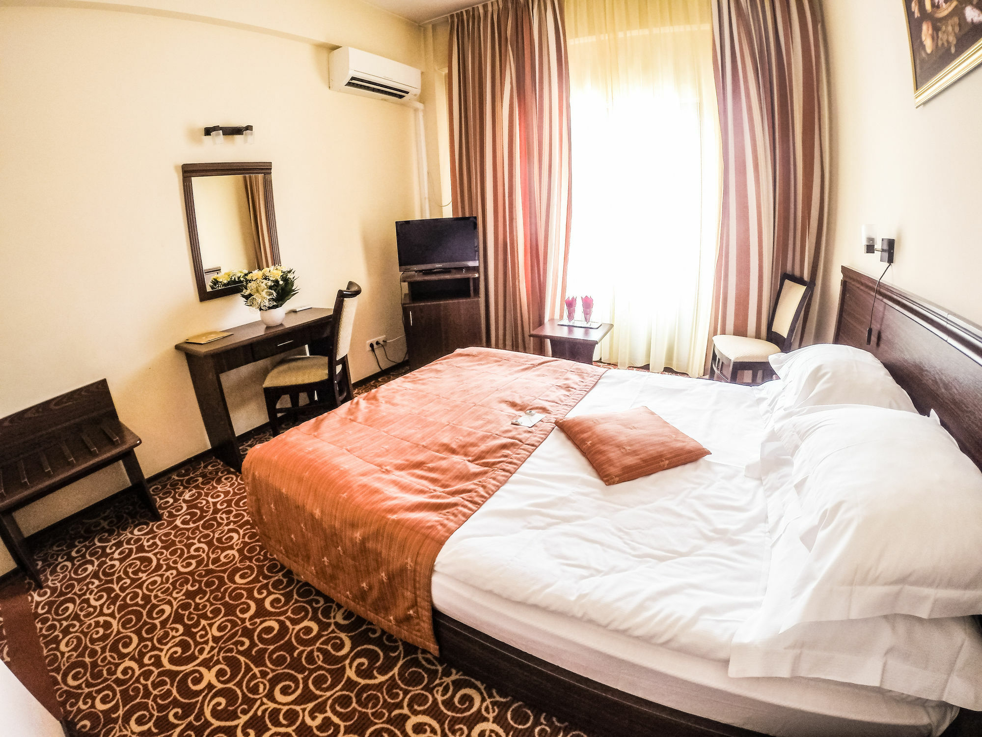 Hotel Central Ploieşti Kültér fotó